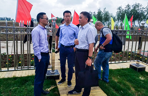 與會領(lǐng)導參觀梨樹縣耕地質(zhì)量與黑土地保護示范區(qū)監(jiān)測點