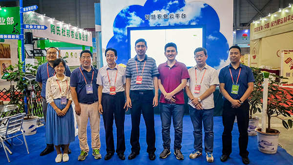 安徽省植?？傉菊鹃L黃秋云（左5）副站長曹明坤（左4）副站長張啟勇（右2）