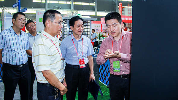 安徽省植?？傉靖闭鹃L曹明坤、副站長李鋼一行聽取病蟲害監(jiān)測預警平臺詳細介紹