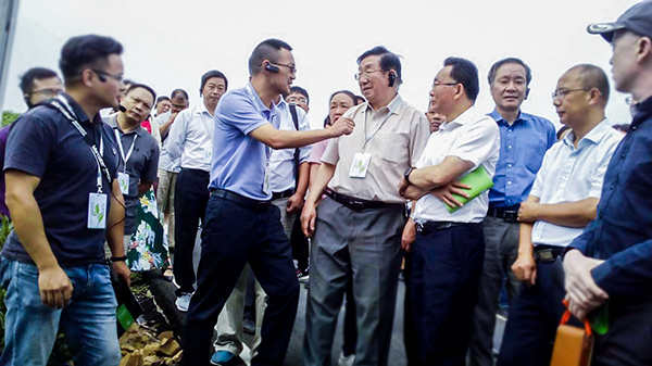 托普云農(nóng)陳渝陽董事長陪同劉天金主任、陳宗懋院士參觀現(xiàn)場