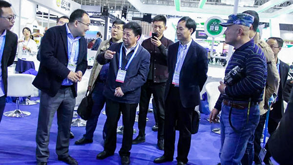 江蘇省淮安市肖進方副市長一行、山西省農(nóng)牧業(yè)信息中心馮耀斌主任蒞臨展位。