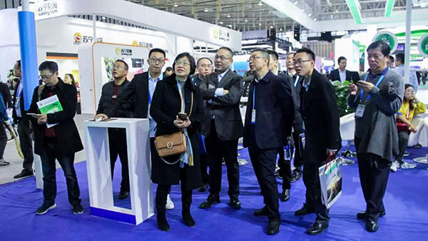 江蘇省淮安市肖進方副市長一行、山西省農(nóng)牧業(yè)信息中心馮耀斌主任蒞臨展位。