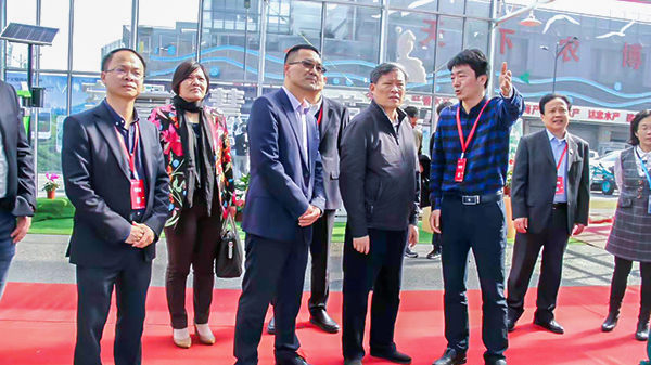 浙江省政協(xié)副主席、黨組副書記孫景淼蒞臨展位聽取浙江省數(shù)字農(nóng)業(yè)系統(tǒng)介紹匯報